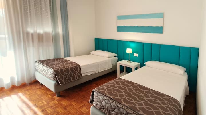 Quarto com 2 camas e terraço