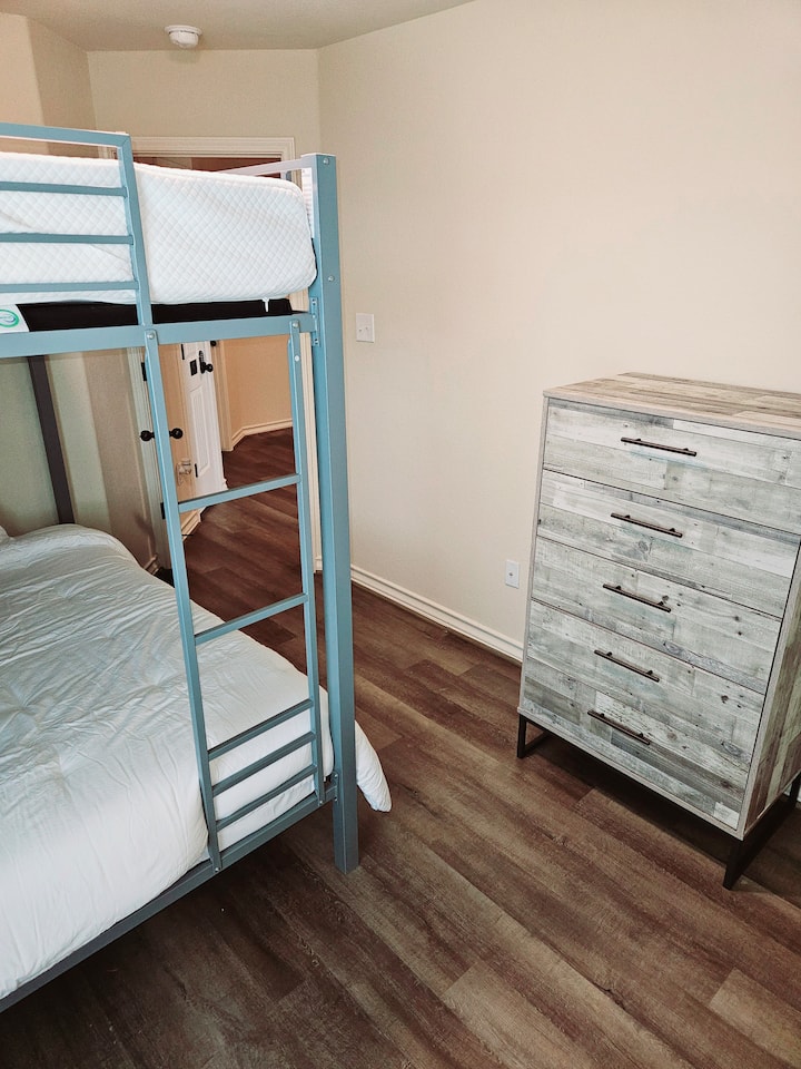 Poschodová posteľ sú dve veľké postele s matracmi z pamäťovej peny. 