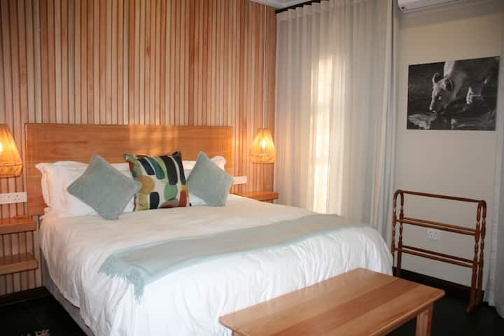 توفر غرف نومنا التي تمت ترقيتها حديثًا ملاذًا فاخرًا.  البساطة في أفضل حالاتها.