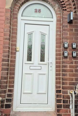 Spacious 4BR Near Manchester City Centre | Wi-Fi gallery image 2