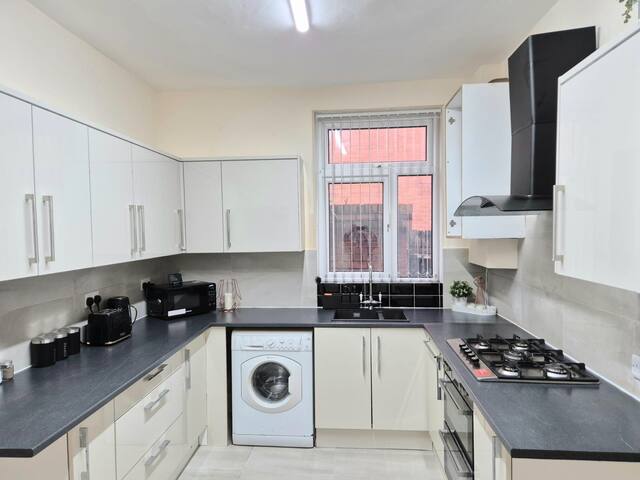Spacious 4BR Near Manchester City Centre | Wi-Fi gallery image 5