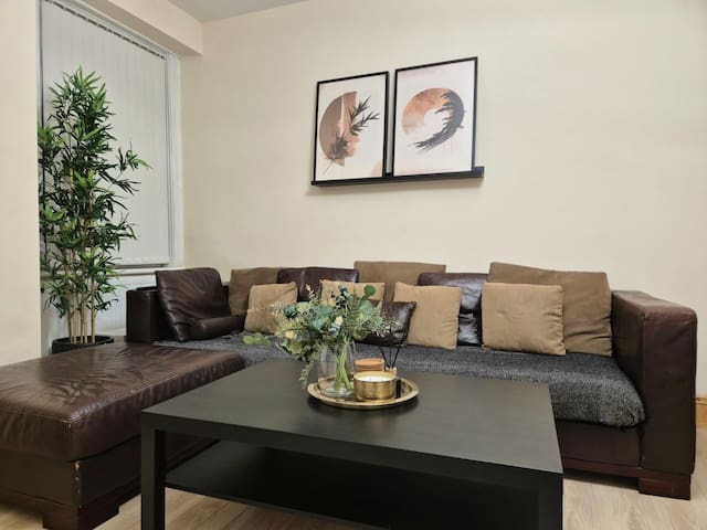 Spacious 4BR Near Manchester City Centre | Wi-Fi