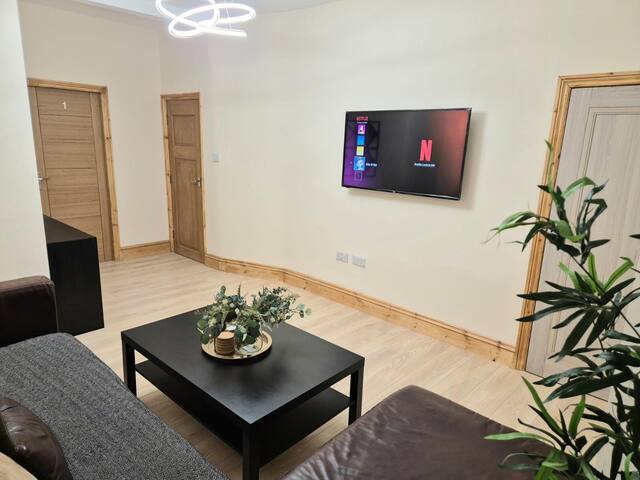 Spacious 4BR Near Manchester City Centre | Wi-Fi gallery image 4