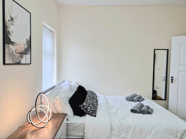 Spacious 4BR Near Manchester City Centre | Wi-Fi gallery image 3