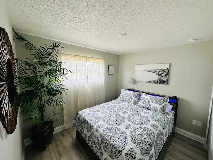 Queensize bed met een matras van 10inch traagschuim, opbergladen onder het bed en een grote kast op de planken voor veel opbergruimte