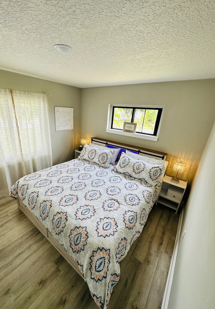 Kingsize bed met een matras van 10inch traagschuim, uitschuifbare laden onder het bed, opbergruimte voor het hoofdeinde en meerdere stopcontacten en USB-oplaadpoorten.  En-suite badkamer met eigen toegang, 43-inch lcd-smart-tv op volledige muurbevestiging en grote kast met opbergruimte