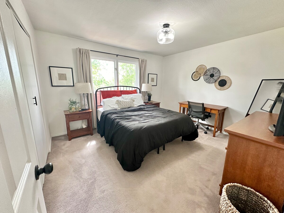 Ფართო საძინებელი, ორადგილიანი საწოლი ორი ტუმბოებითა და ლამპებით, დიდი კარადა ორი ღერით, სარეცხის დამცავი საშუალება, საკიდები, სარკე მთელ სიგრძეზე, სამუშაო მაგიდა სკამით, კომოდი, შავი ფარდები და 42-დუიმიანი ტელევიზორი ამაზონის სახანძრო ჯოხით. 