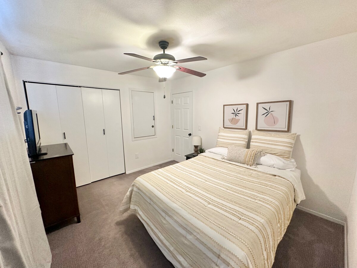 Ფართო საძინებელი ჭერის ვენტილატორით, ორადგილიანი საწოლი ერთი ლამპით, დიდი კარადა, სამრეცხაო, ჩემოდნის საკიდი, საკიდები, კომოდი, სარკე მთელ სიგრძეზე, შავი ფარდები და 40-დუიმიანი ტელევიზორი ამაზონის სახანძრო ჯოხით. 