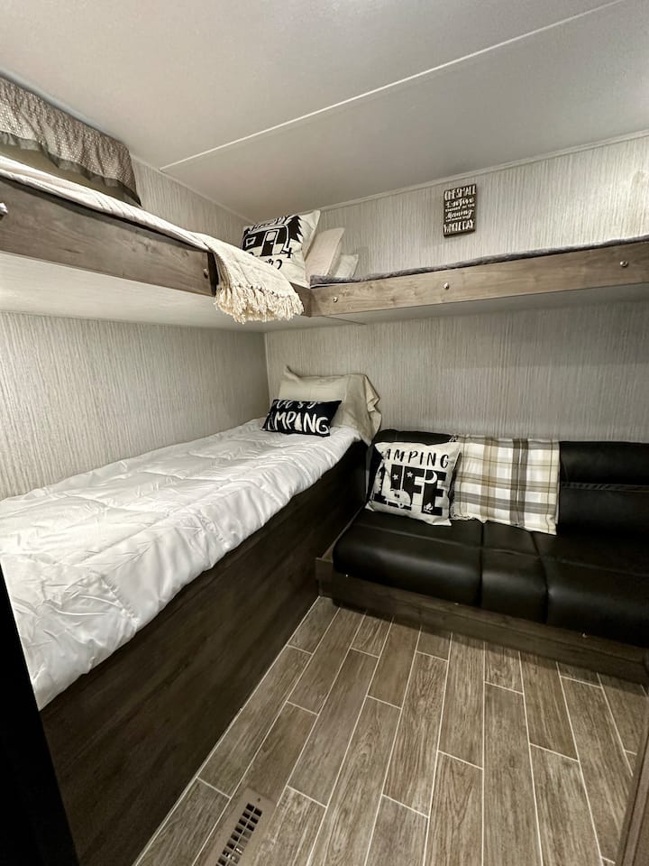 Welkom in onze gezellige tweede slaapkamer, een toevluchtsoord voor groepsreizigers en gezinnen. Met drie stapelbedden, een slaapbank en een smart-tv is het een veelzijdige ruimte voor rust en ontspanning na een dag vol verkenning. Comfort en entertainment wachten op je!