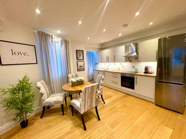 Modern 2 beds flat in Chelsea gallery image 3