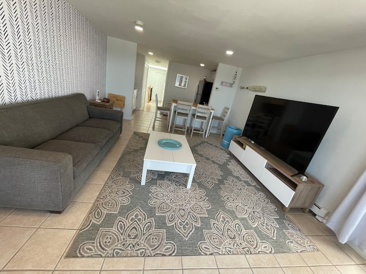 Renovated Beachfront Cottage - Milford, CT