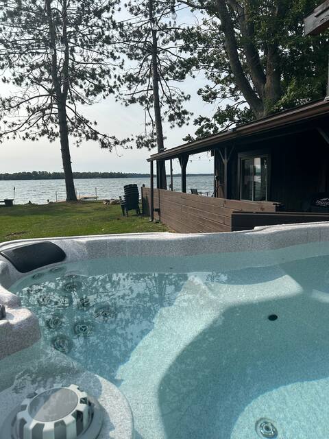3b+loft/2ba. Lakefront. Hot tub. Near trails