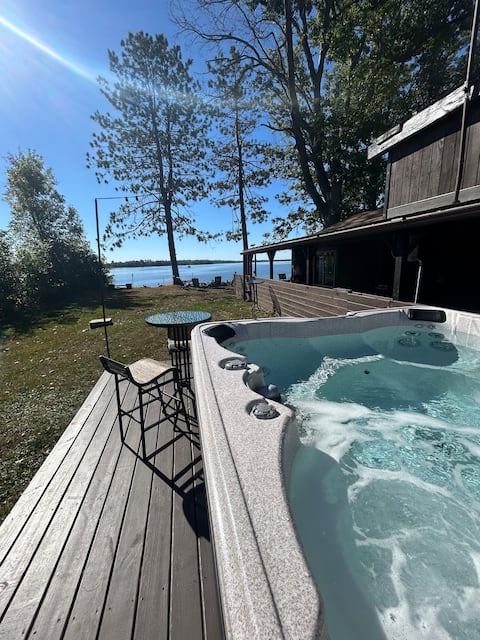 3b+loft/2ba. Level lot.Hot tub.Near trails.Pontoon