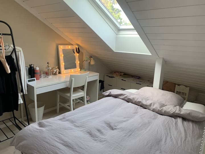 Dormitorio en el segundo piso con cama de 120 x 200