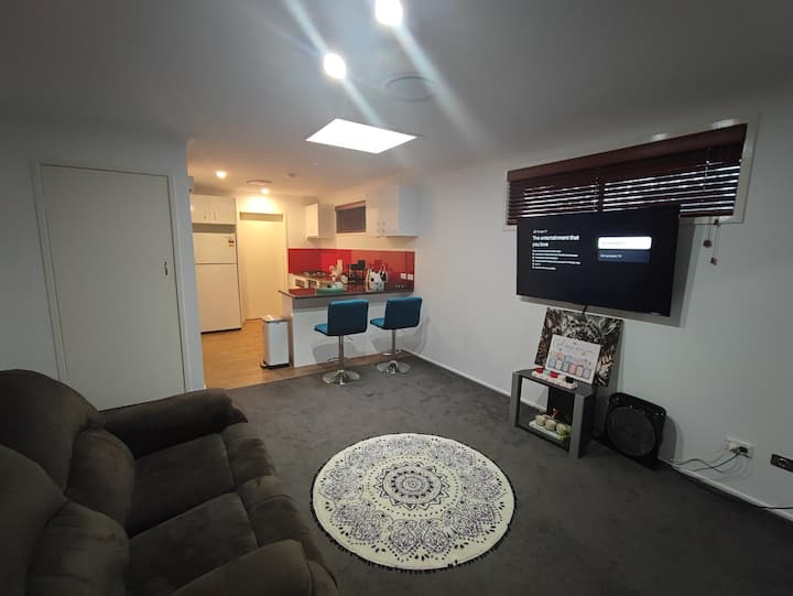 Entire Place: Private Luxe 1br W/ 1ba, 1k, 1lr - Campbelltown
