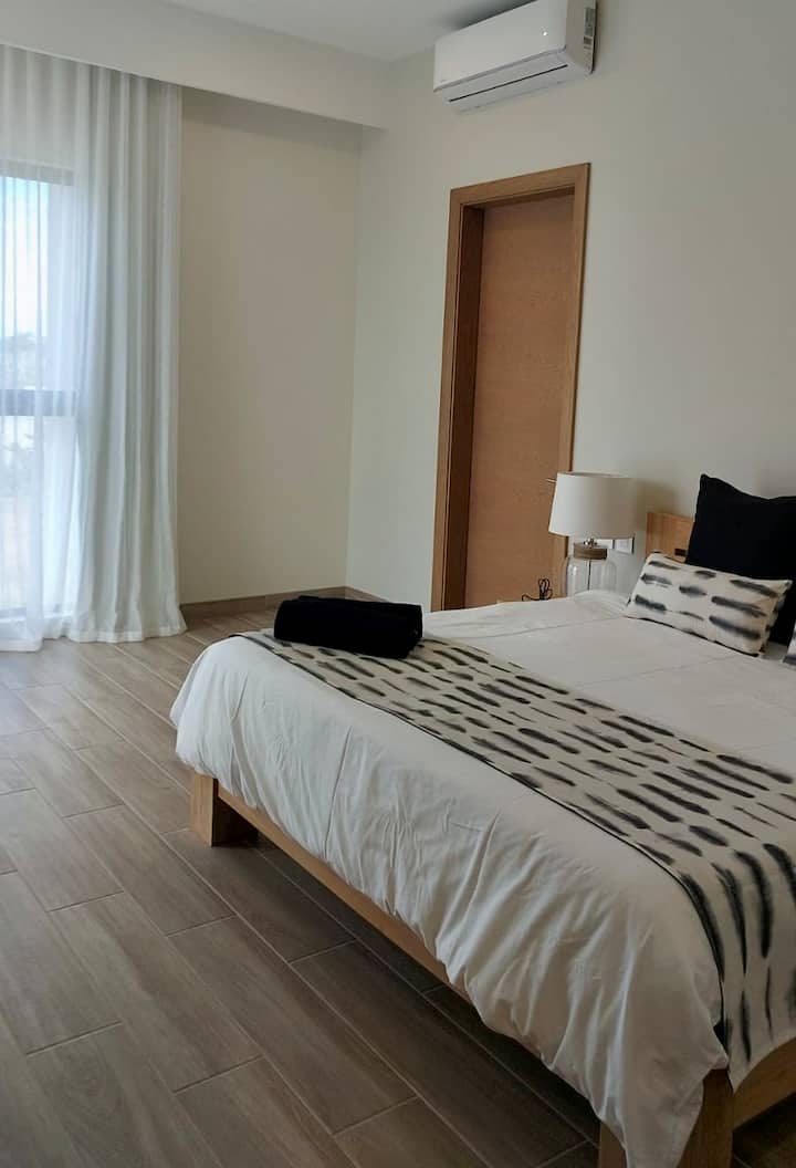 Hlavná spálňa s vlastnou kúpeľňou s vaňou a sprchovacím kútom 