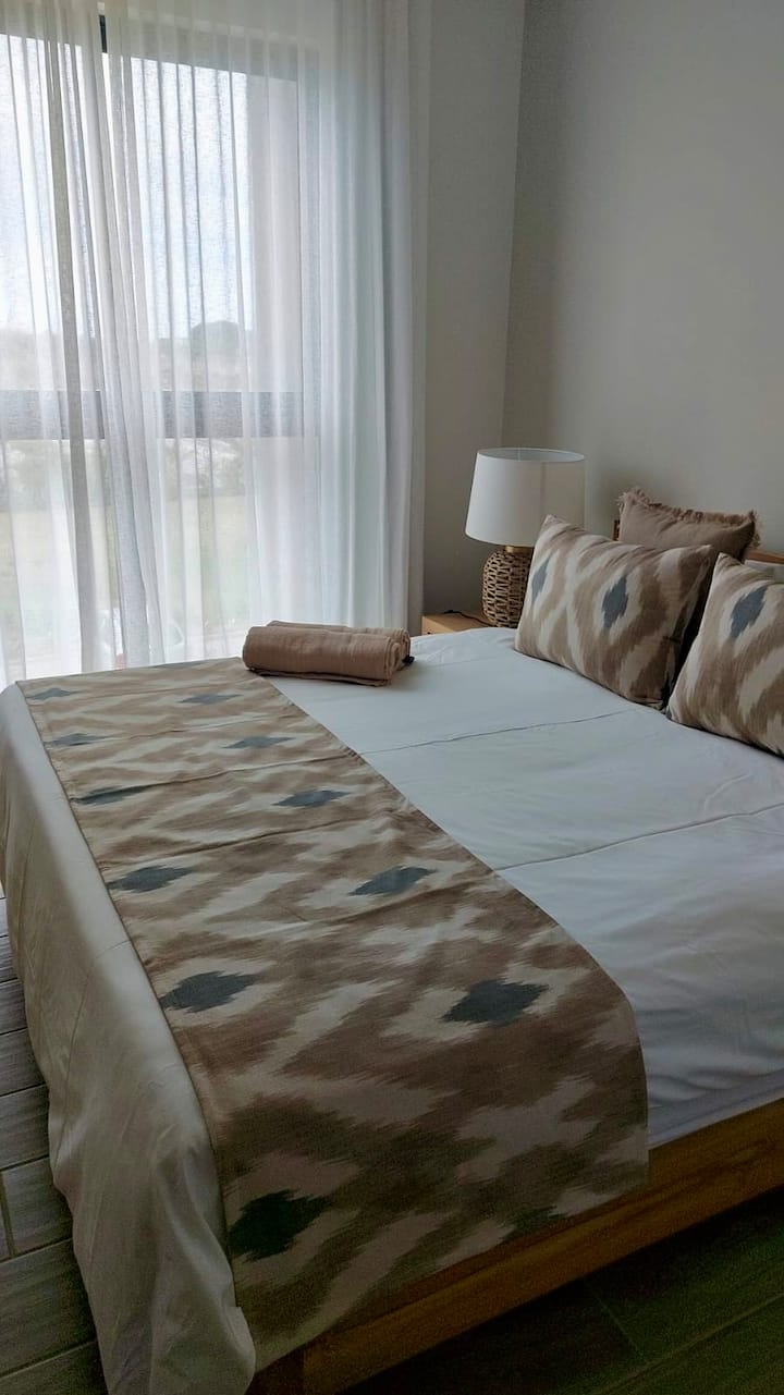 Druhá spálňa s vlastnou kúpeľňou so sprchovacím kútom a WC 