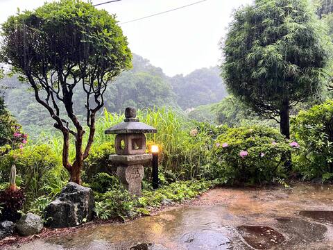Hidden garden surrounded by mountains: up to 9 people/wide Japanese garden/outdoor BBQ