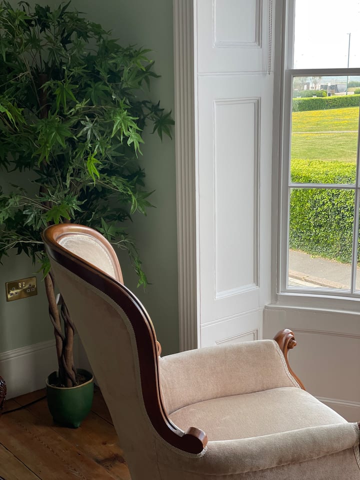 2 Cosy Bedroom • Hot Tub • Sleeps 6 • Parking - Chichester