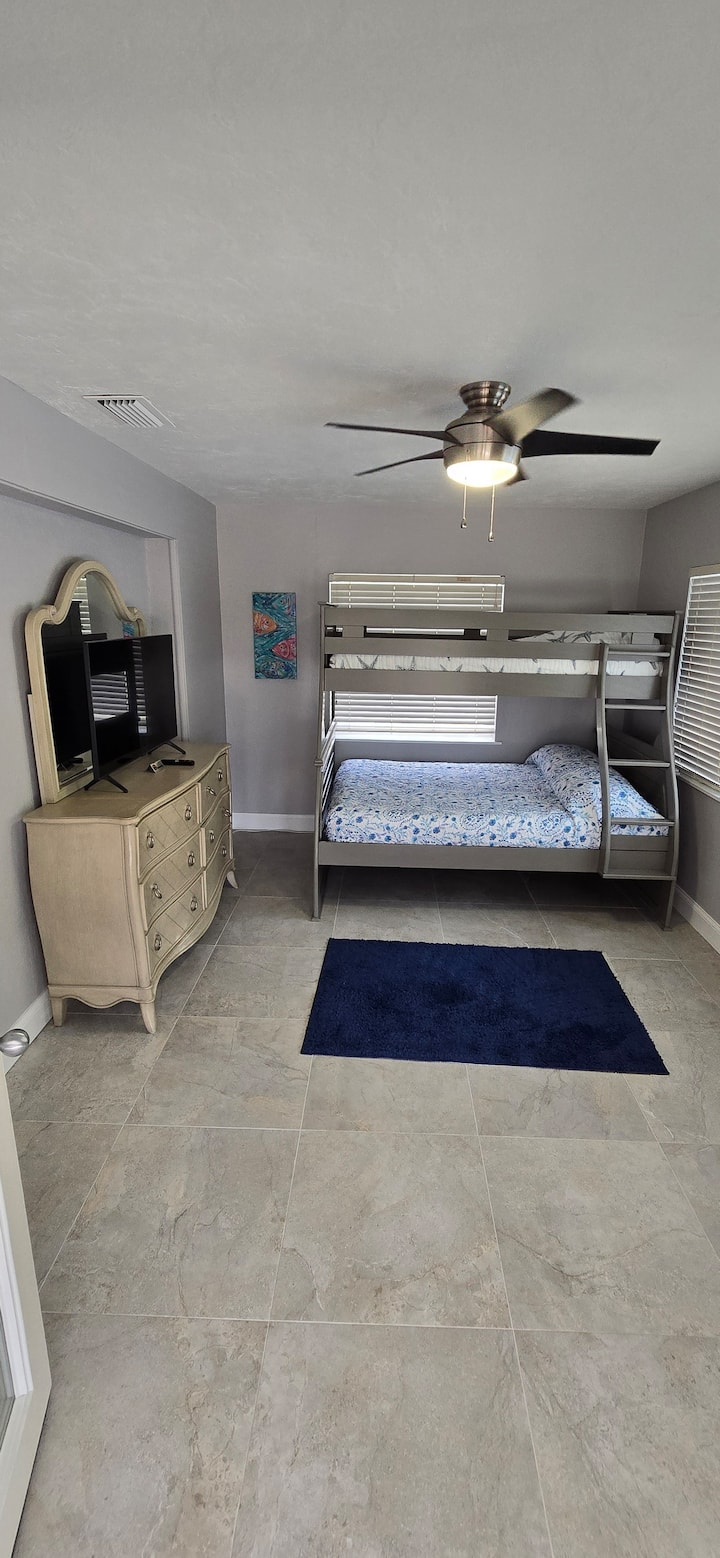 Кревети на спрат, двокреветни/двокреветни со директен пристап до поплочениот двор на базенот