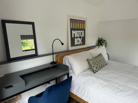 Popular Airbnb listing: Horsforth Garden Lodge in Kirkstall