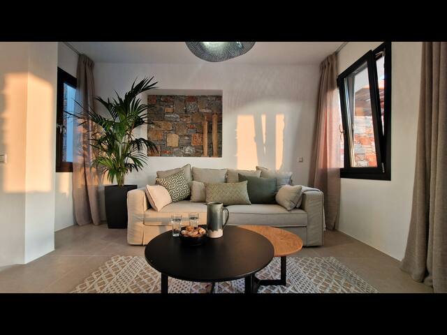 Villa Julia, Pool & Jacuzzi. Stunning views