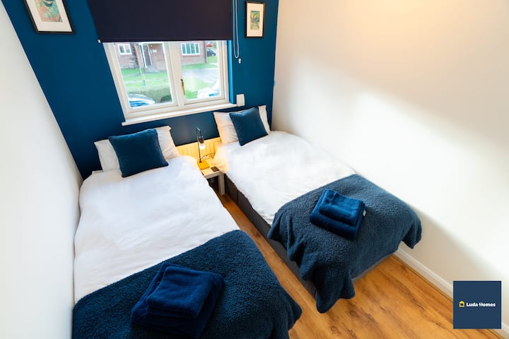 Um quarto bem equipado com 2 camas de solteiro, roupa de cama fresca e toalhas, garantindo uma experiência confortável e repousante.