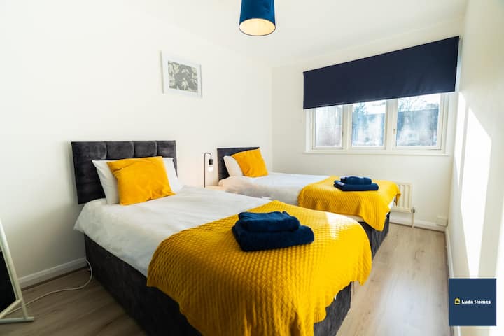 Um quarto aconchegante com uma cama de casal confortável, roupa de cama limpa e toalhas fornecidas para uma estadia relaxante.