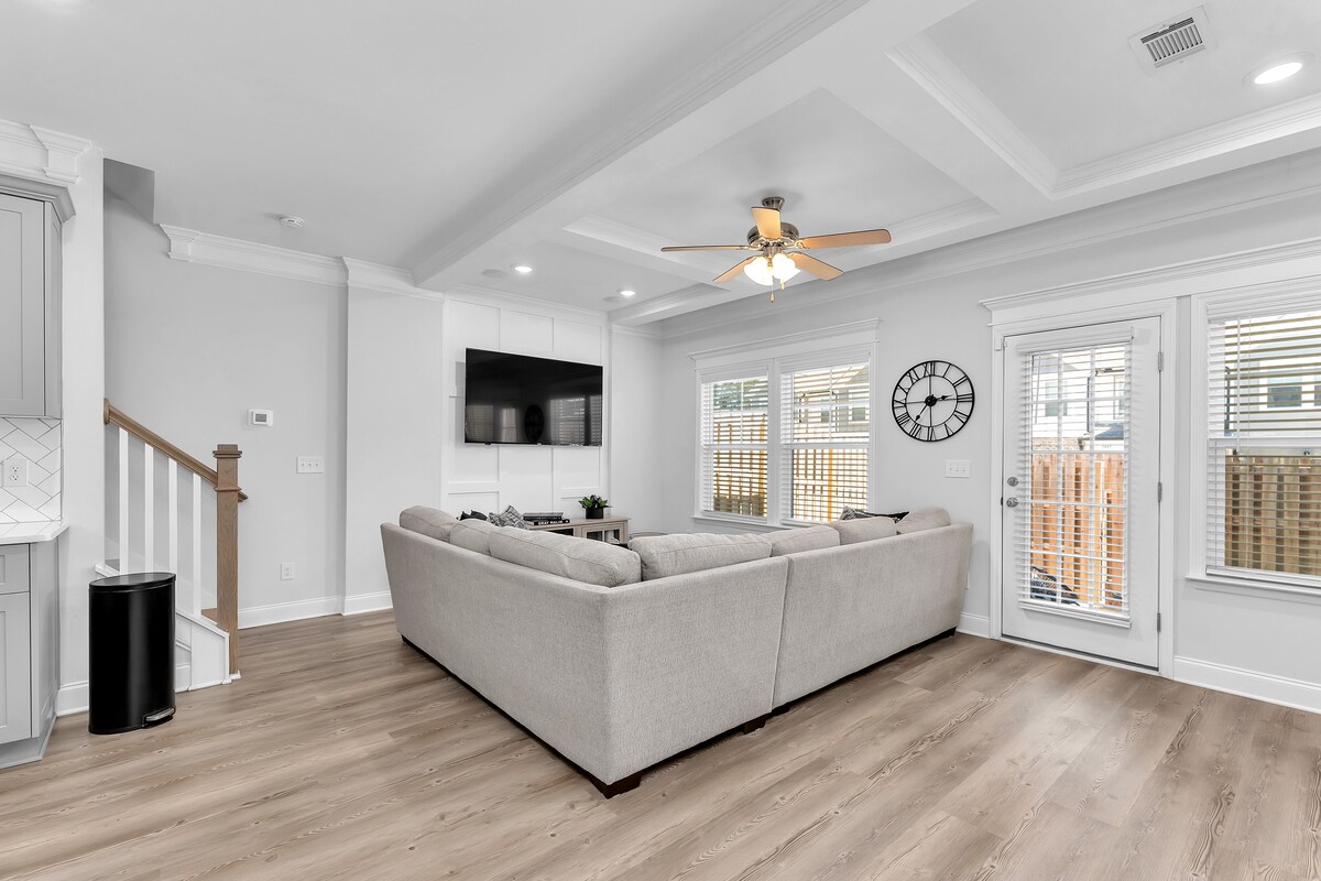 Top Airbnb: Townhome in Evans 3B/2.5b in Martinez