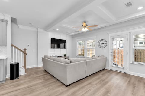 Top Airbnb: Townhome in Evans 3B/2.5b in Martinez