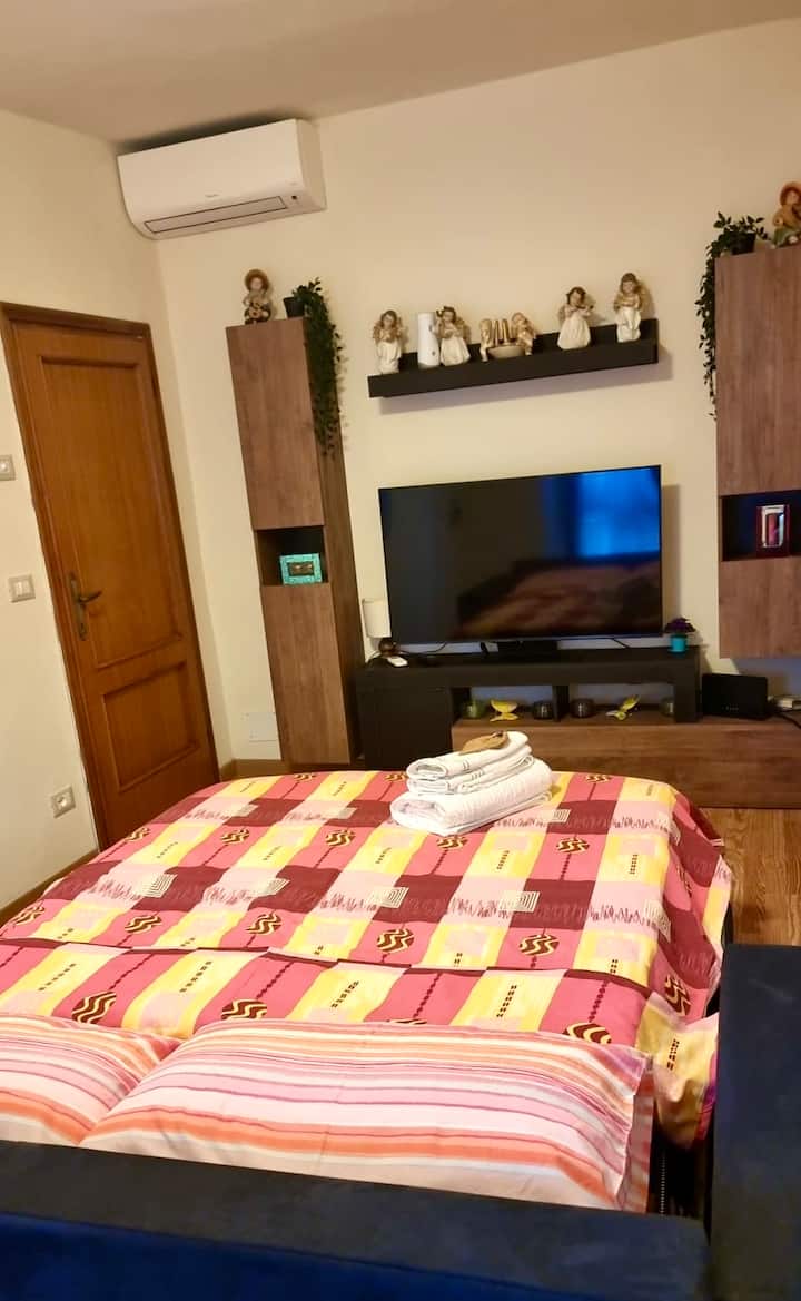 Deuxième chambre reposante avec lit double