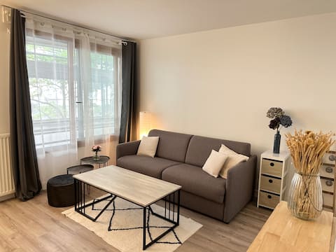 Popular Airbnb listing: Quiet and cozy studio near metro with parking in Levallois Perret