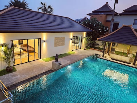 Free Airport Pickup, Luxury Pool Villa, Free City Pickup, 6 Bedrooms, 7 Beds, Netflix