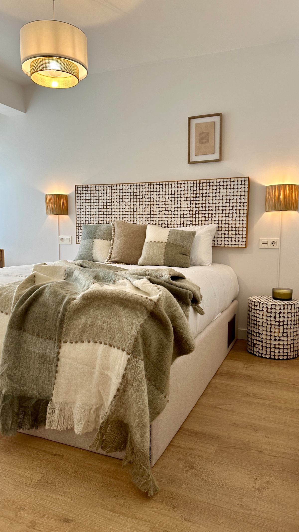 Спална соба со брачен кревет (160 x 200 см)