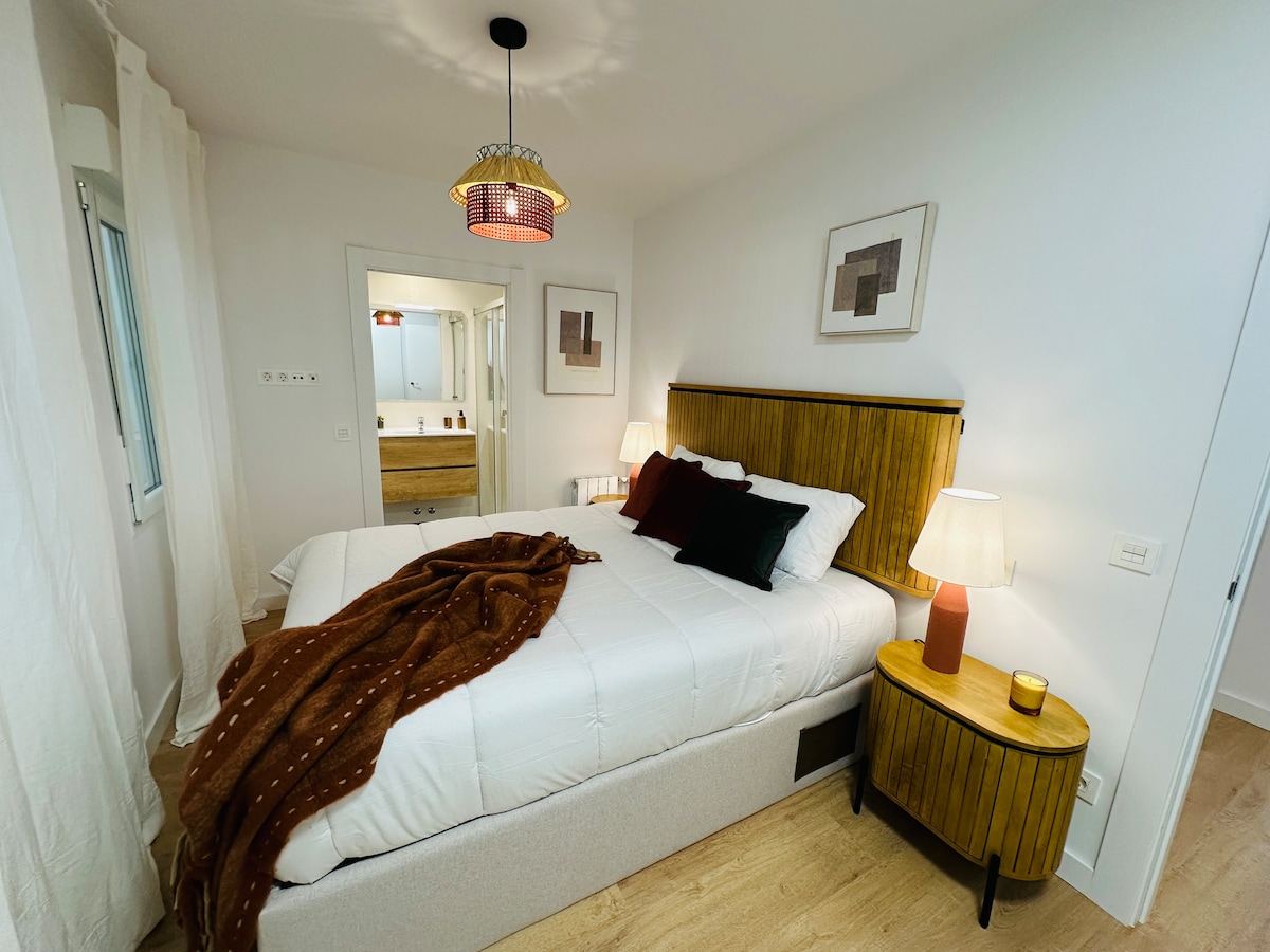 Спална соба со двоен кревет (160 x 200 см) и приватна бања со туш.