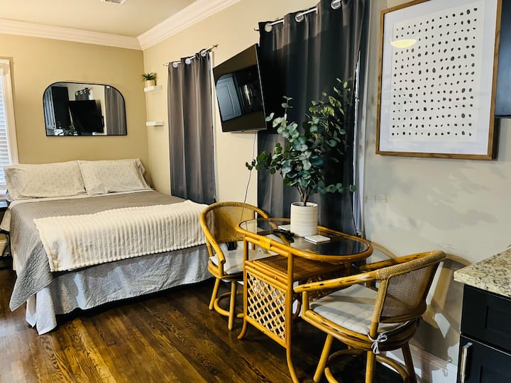 Ideal Studio In Midtown - Kansas City, MO
