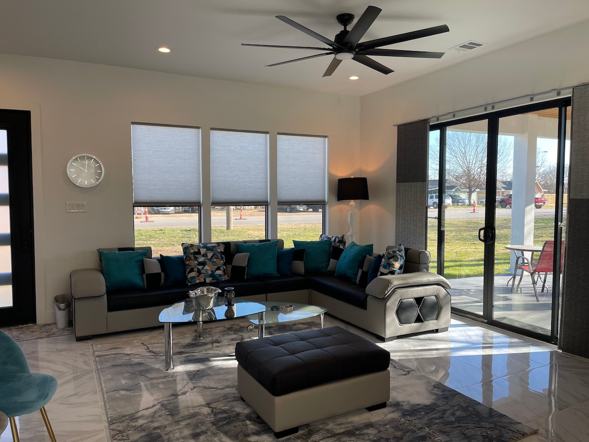 Top performing Airbnb: West Dallas Travel Gem in Los Altos