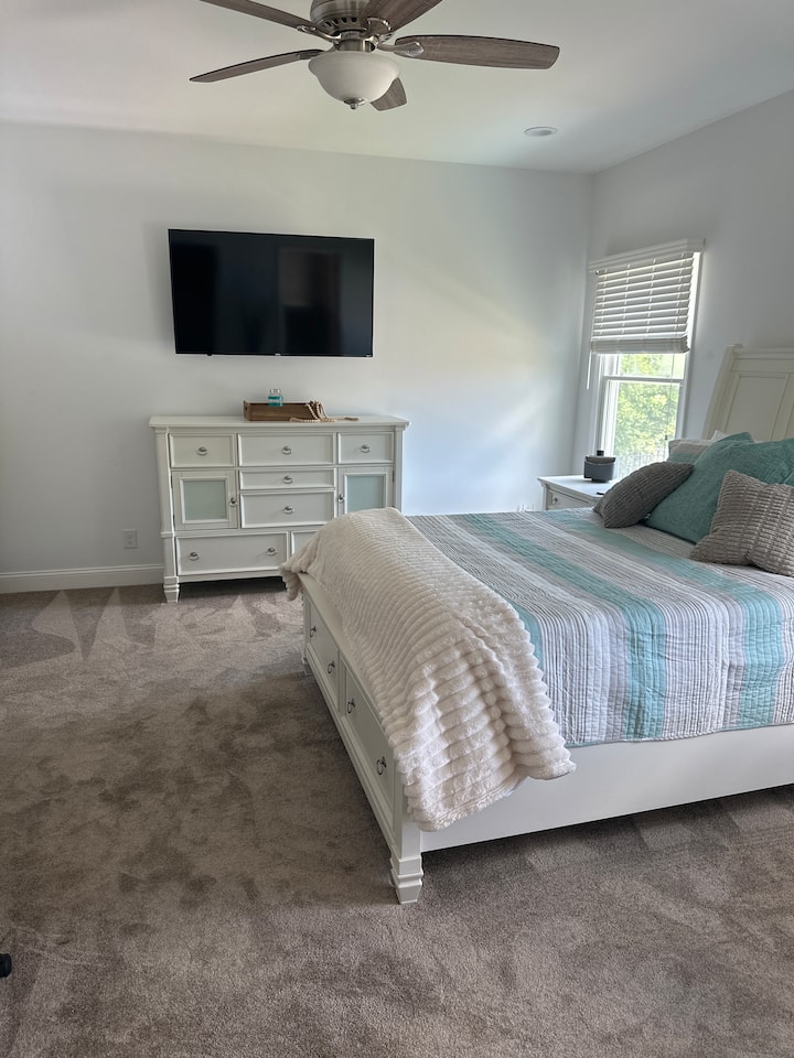 Chumba cha kulala cha Master Queen #3 kwenye ngazi kuu 