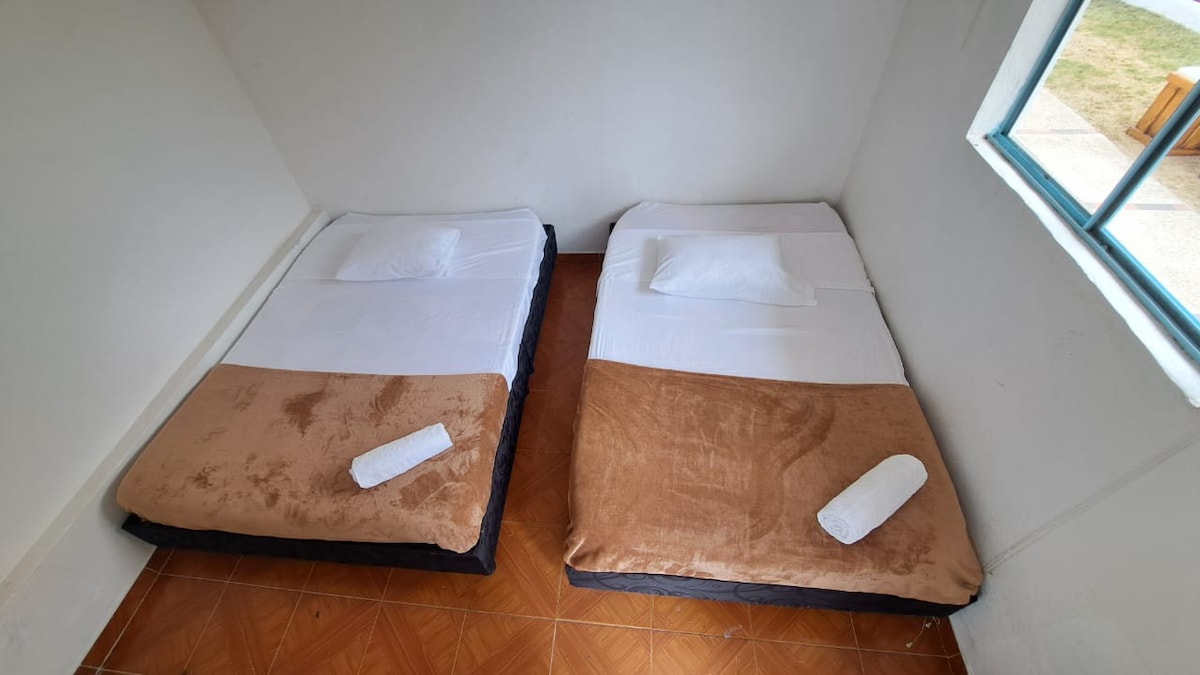 dhoma 1 : 

ka një krevat dopio dhe një krevat gjysmë dopio.