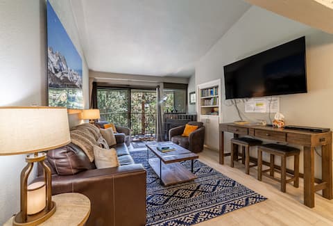 Top Airbnb: Guest Favorite! Spacious Remodeled 2/2 Mtn Views! in Mammoth Lakes