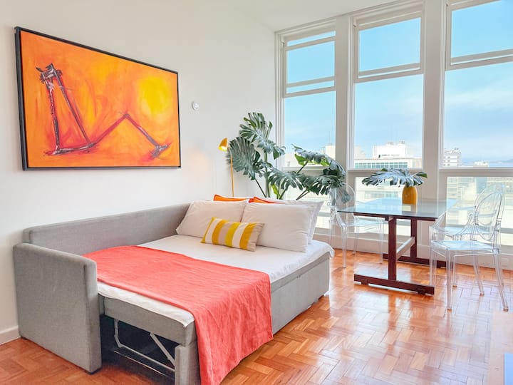 בסלון יש ספה נפתחת למיטה זוגית עם מזרן קצף איכותי וסדיני כותנה מיובאים. בחדר יש מיזוג אוויר חזק, הרבה נוף לעץ טבעי ומספיק מקום לאחסון מזוודות בנוחות.