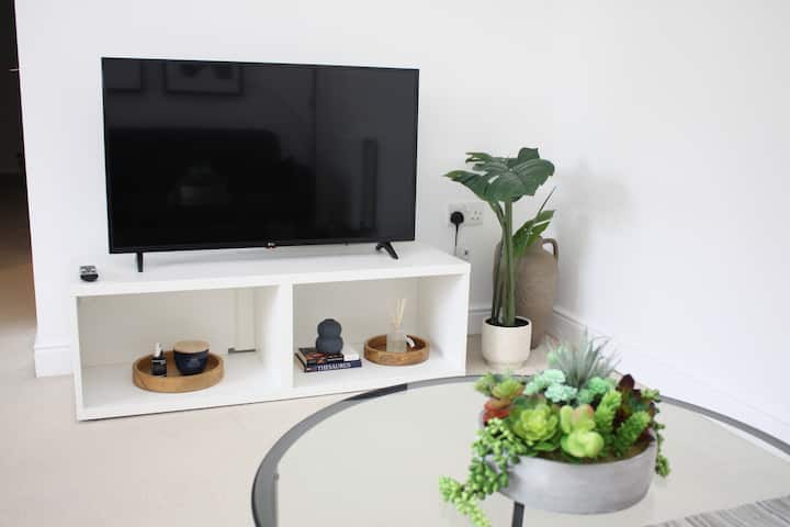 Spacious 2 Bed 2 Bath Apartment + Parking - Crawley