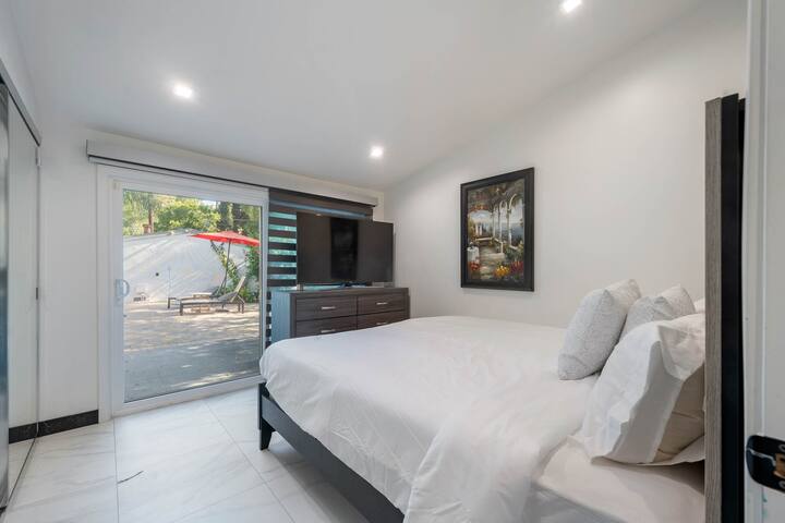 165 – Modern Gated Oasis w/ Pool & Sunroom gallery image 4