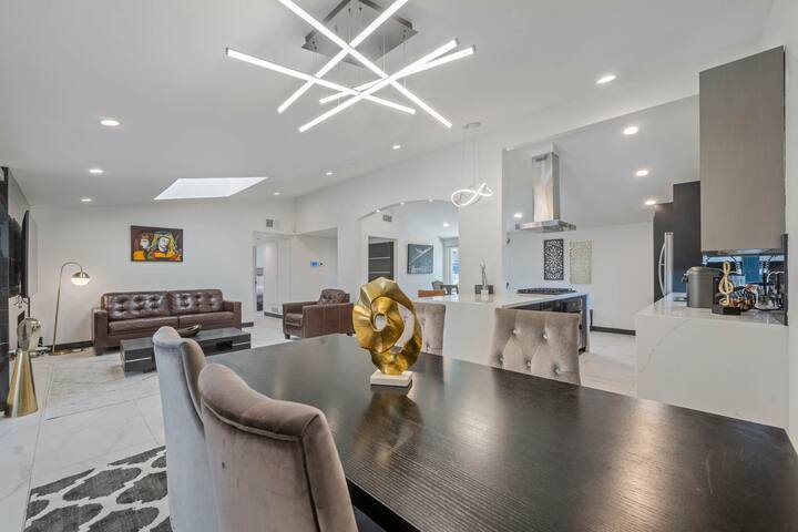 165 – Modern Gated Oasis w/ Pool & Sunroom gallery image 3