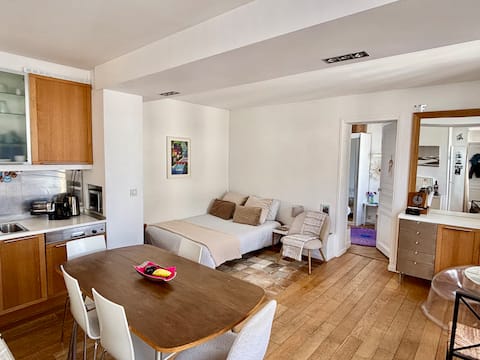 Popular Airbnb listing: LIKE A PARISIAN @ HEART OF MARAIS in Paris 11e Arrondissement