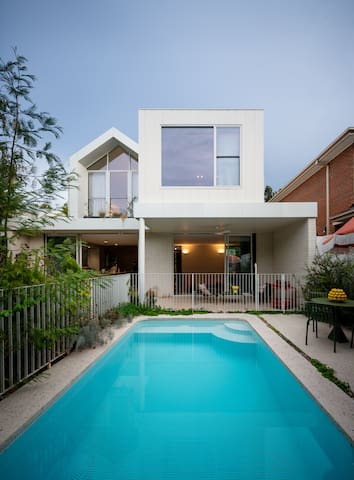 Luxe Designer Family home w Pool and trampoline