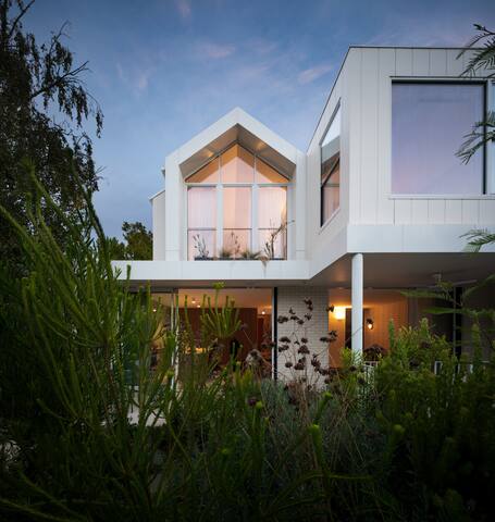 Luxe Designer Family home w Pool and trampoline gallery image 5