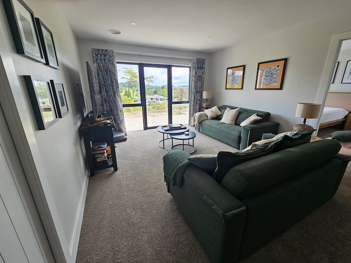 Luxurious 2 Bedroom Suite With Separate Lounge - タウポ