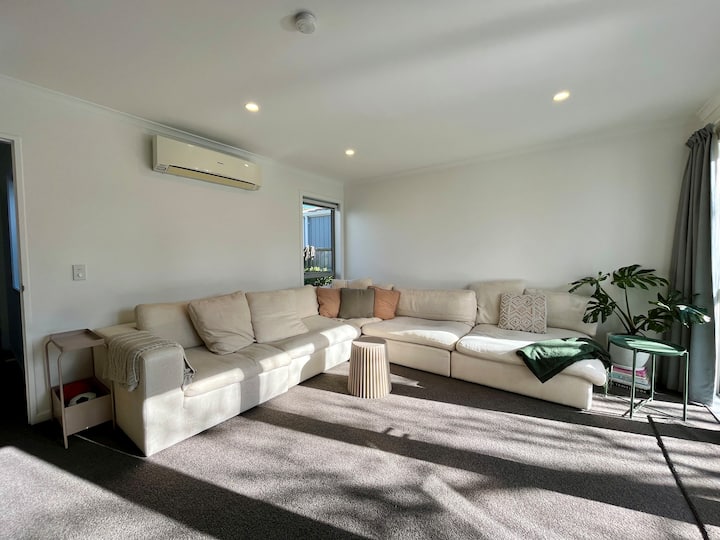 Modern, Spacious, 3 Bedroom Home - 威靈頓