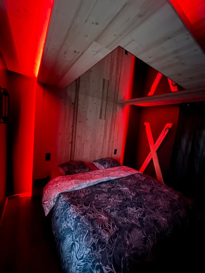 מיטת קינג סייז עם מראה גדולה! 